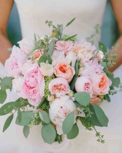 peônias em buquê de casamento