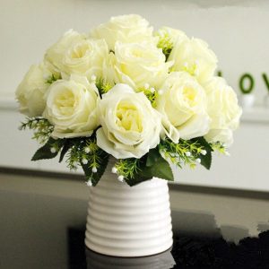 rosas brancas em vaso