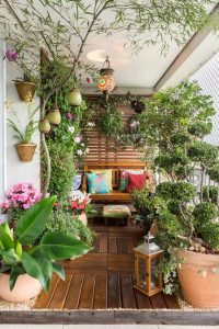 Jardim pequeno com vasos