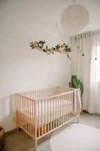berço-de-madeira-e-cacto-grande-para-decoração-de-quarto-de-bebê-minimalista-Foto-We-Heart-It