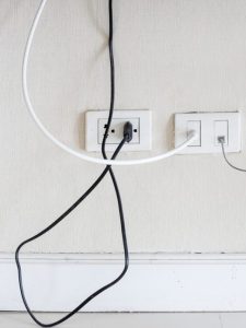 cropped-198807-7-dicas-faceis-para-esconder-os-fios-de-eletronicos-em-sua-decoracao.jpg