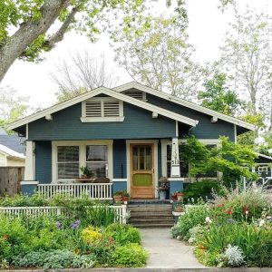 Fachada de casas simples com varanda