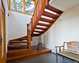 escada de madeira na decoração