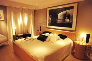 quarto com iluminação amarela
