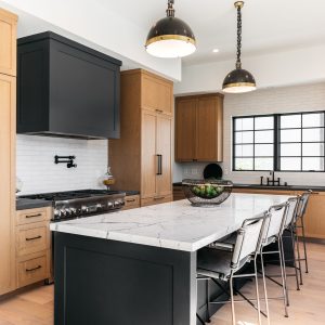 cozinha preta e com móveis em madeira