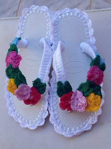 chinelo bordado com crochê
