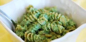 macarrao-parafuso-com-molho-de-espinafre