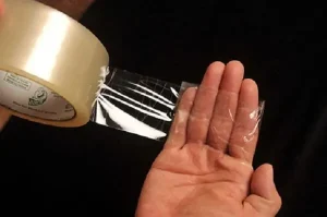 Como-tirar-pelo-de-roupa-fita-adesiva