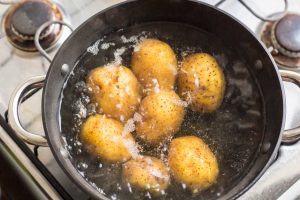batata para tirar sal do feijão