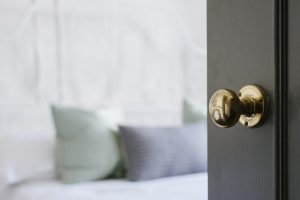 6 modelos de portas para ambientes pequenos em sua casa; você vai adorar a 4ª opção