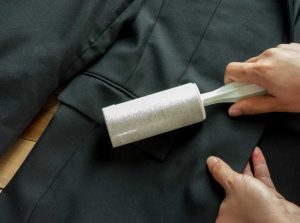 como-tirar-pelo-de-roupa-preta-2-1200x891