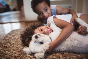 criancas-sorrindo-com-cachorro-1595878536659_v2_1254x836