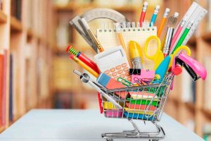 material escolar em mini carrinho de compras