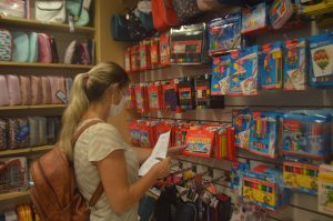 mulher fazendo pesquisa de material escolar