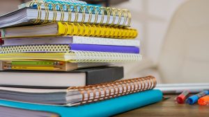 pilha de apostilas escolares