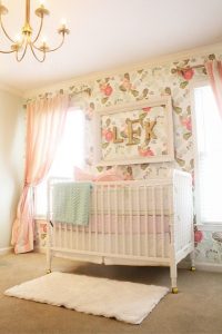 quarto-com-papel-de-parede-flores