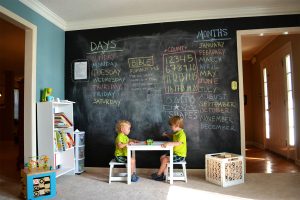 quarto infantil com parede de lousa