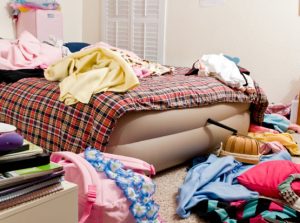 roupas espalhadas pelo quarto