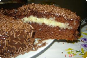 Receita de Bolo de Brigadeiro com Recheio de Beijinho: sabor sem igual com essa combinação surpreendente