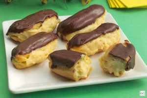 Receita de Mini Bomba de Creme. Doce bonito, gostoso e muito fácil de fazer