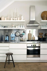 cozinha com detalhes em aço inox