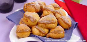 Receita de Bolinho de Chuva com Recheio de Morango. O tradicional ainda mais saboroso!