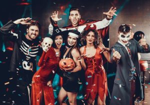 pessoas com fantasias de halloween