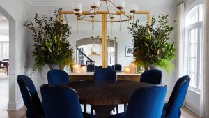 sala de jantar com cadeiras azuis