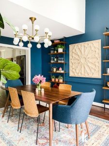 sala de jantar com parede azul