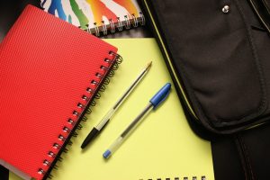 Qual é o material escolar 2023 para os alunos do 1º ano do Ensino Médio? Descubra aqui!