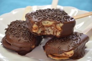 receita-de-pirulito-de-biscoito-recheado-com-doce-de-leite