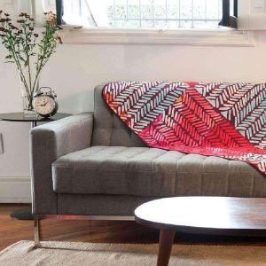sofa-com-manta-no-encosto