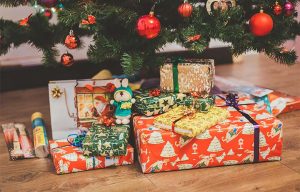 Presentes-de-Natal-de-tamanhos-variados-embaixo-de-árvore-d-enatal-decorada-unsplash-c-a8089