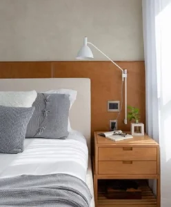 cabeceira-de-madeira-para-quarto-decorado-com-luminária-de-cabeceira-branca-Foto-Jeito-de-Casa