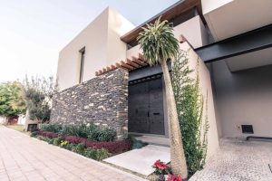 fachada de muro com pedras