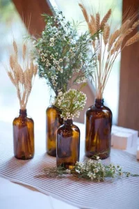 flores-secas-garrafas-escuras-com-flores-DueHome
