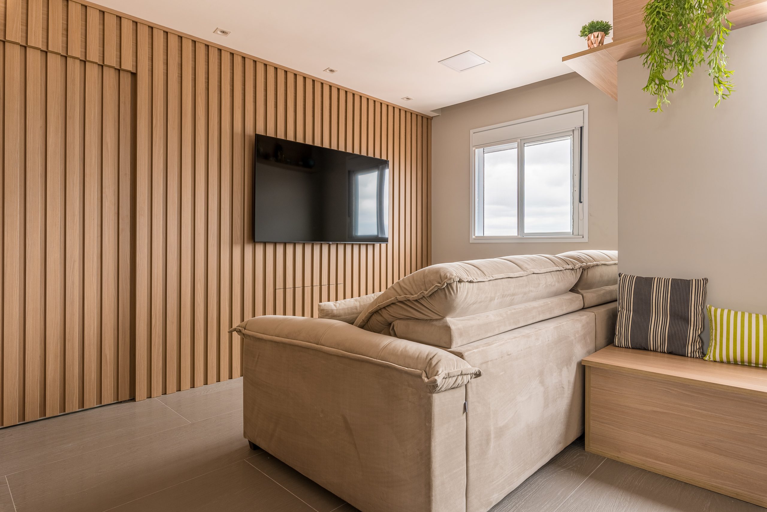 painel ripado na sala