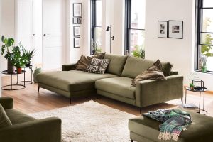 sofá chaise longue com almofadas