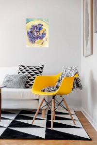 cadeira amarela em sala de estar