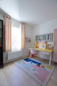 cortinas listradas em quarto