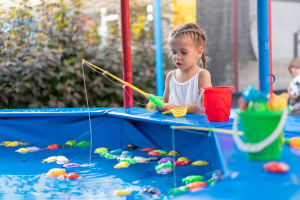 criança brincando na piscina