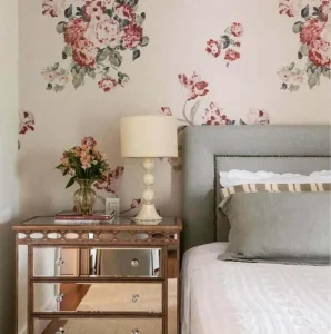 decoração-para-quarto-de-casal-com-papel-de-parede-floral-romântico-Foto-Pinterest
