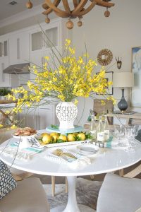 flores amarelas na mesa de jantar