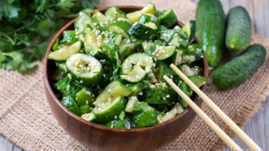 Receita de Salada Coreana de Pepino, um acompanhamento leve, refrescante e rápido para o almoço