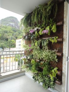 painel verde na varanda