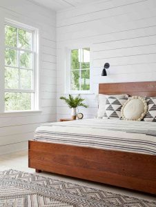 quarto com paredes brancas