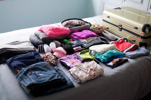 roupas organizadas sobre a cama