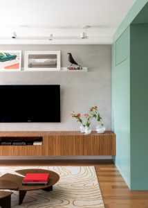 sala de estar com teto baixo