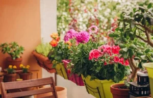 Decoracao-simples-e-delicada-com-flores-na-varanda-Foto-Westwing