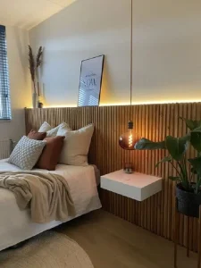 Decoracao-simples-para-quarto-com-meia-parede-ripada-de-madeira-Foto-Decor-Facil